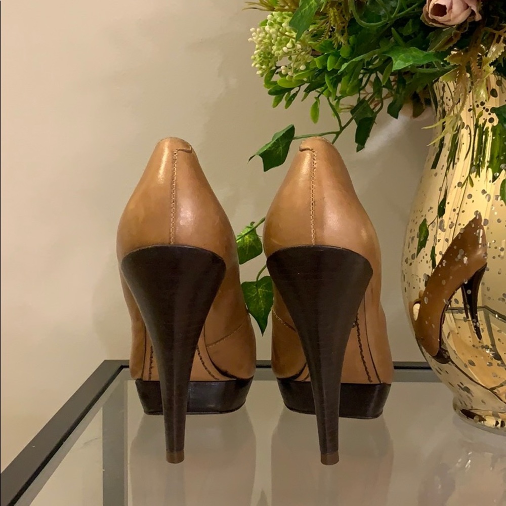 Tan pumps - Picture 3 of 4